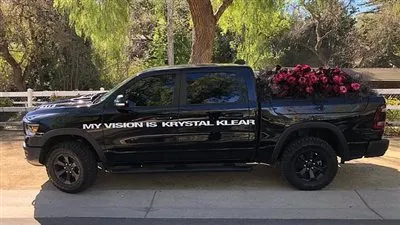 كاني ويست يفاجئ كيم كارداشيان بشاحنة زهور في عيد الحب