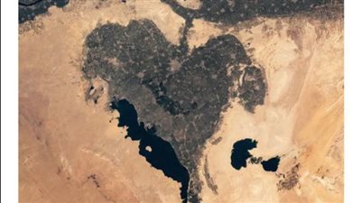رواد فضاء يلتقطون صورة للفيوم على شكل قلب من خارج الأرض