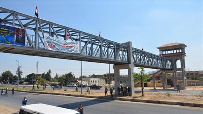 بعد استغاثات الأهالي.. نائب محافظ القاهرة يضع حجر أسار كوبرى مشاة بشارع رمسيس