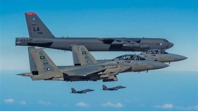 المقاتلات السعودية ترافق قاذفة أمريكية إستراتيجية من نوع (بي-52)