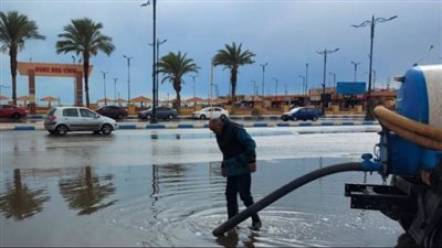 استمرار أعمال كسح مياه الأمطار المتراكمة بشوارع السويس (صور)