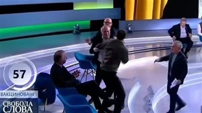 تركه ملطخًا بالدماء.. صحفي أوكراني يصفع سياسي روسي خلال لقاء حواري