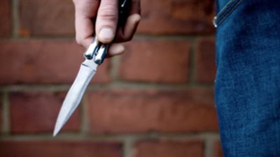 بسبب خلافات أسرية.. موظف يصيب زوجة شقيقه بـ 