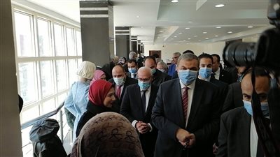 وزير القوى العاملة ومحافظ بورسعيد يفتتحان معرض ملابس لمنتجات المتدربات (صور)