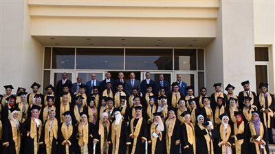 محافظ أسوان يشهد تخريج الدفعة 7 بكلية الطب (صور)