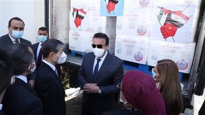 خالد عبد الغفار يشهد فعاليات تسليم لقاح كورونا إلى فلسطين