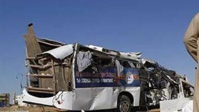 مصرع وإصابة 12 عاملا في حادث 