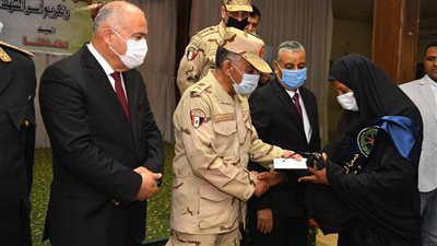 محافظ قنا ومدير جمعية المحاربين القدماء يشهدان الاحتفال بيوم الشهيد 