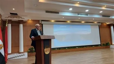 محافظ بورسعيد يستعرض فرص العمل المتاحة للشباب مع جهاز التشغيل 