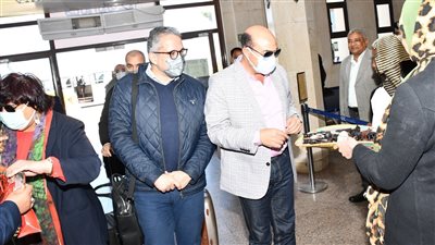 وزيرا السياحة والثقافة ومحافظ أسوان يوزعون الهدايا التذكارية على السائحين (صور)