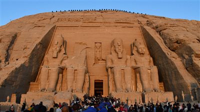 ٦ ألاف سائح.. وزراء السياحة والثقافة ومحافظ أسوان يشهدون ظاهرة تعامد الشمس 
