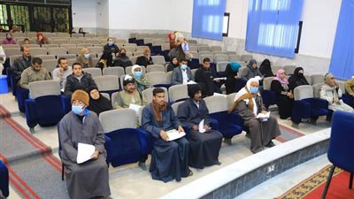 محافظ سوهاج ونائبه يلتقيان بـــ 120 مواطنا لبحث مطالبهم وحل شكواهم