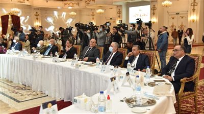 باحتفالية الوفاء والإنجاز.. رئيس مجلس الدولة يلتقط صورا تذكارية مع المكرمين (صور)