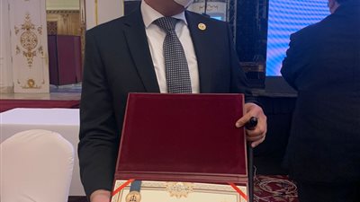 رئيس مجلس الـدولة يكرم المستشار أمير يعقوب المصاب في حادث العريش الإرهابي