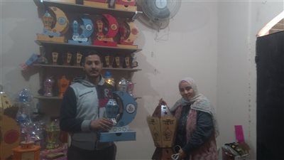 فرحة رمضان غير.. أربع أشقاء يبدعون بتصميم فوانيس زخرفية بجنيهان (فيديو وصور)
