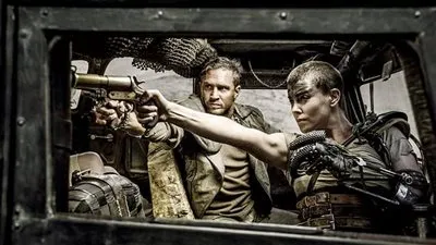 تشارليز ثيرون تعلق للمرة الأولى على أداء توم هاردي في Mad Max