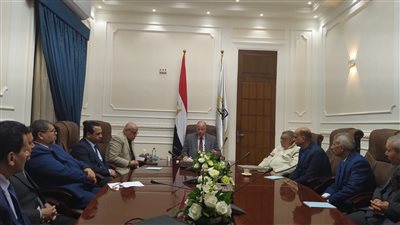 محافظ القاهرة يناقش تحسين الخدمات المقدمة لـ14 ألف موظف بالديوان