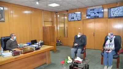 محافظ الإسماعيلية يستقبل الشهيد الحي عبد الجواد سويلم