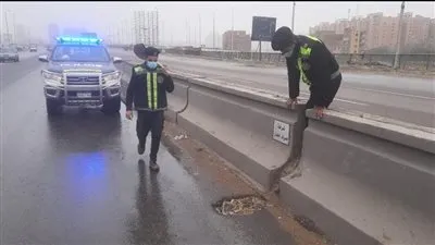 كثافات مرورية بالطريق السياحي إثر اصطدام سيارة بالرصيف