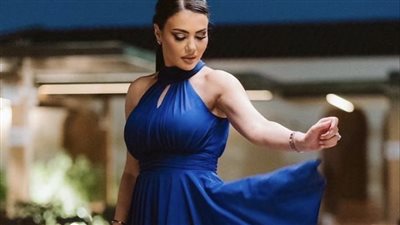 بالأزرق.. دينا فؤاد تبهر جمهورها بأحدث ظهور لها