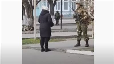 شاهد.. ما فعله جندي روسي أمام صراخ سيدة أوكرانية 