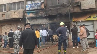 بالصور.. السيطرة على حريق بمحل قطع غيار سيارات بشبرا الخيمة