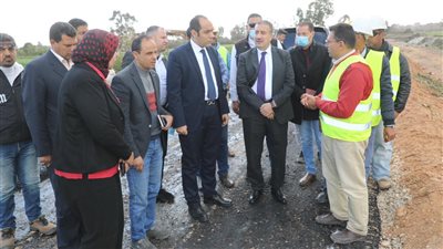 محافظ المنوفية يتفقد أعمال الرصف والتطوير بطريق 