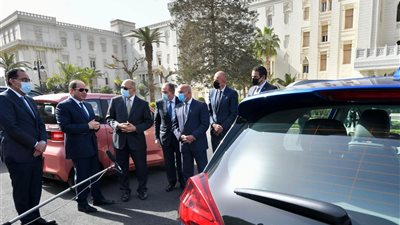 الرئيس السيسي يتفقد نماذج من السيارات الكهربائية