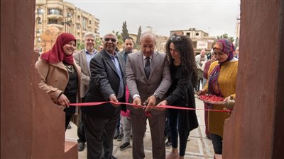 معرضًا فنيًا تحت عنوان 