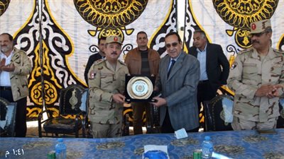 القوات المسلحة توزع مواد غذائية وبطاطين على الأسر الأكثر احتياجًا بشمال سيناء