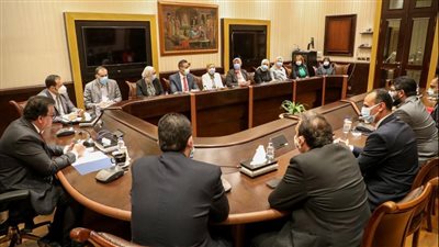 خالد عبدالغفار يجتمع بخريجي البرنامج الرئاسي لبحث تحقيق أقصى استفادة