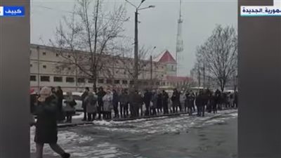 شاهد.. تزاحم الأوكرانيين أمام أحد المحال التجارية