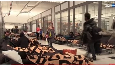 شاهد.. أوكرانيون ينامون بإحدى الأسواق التجارية على حدود بولندا