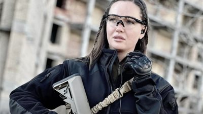 بعد إثارتها للجدل.. قصة ملكة جمال أوكرانيا التي تحمل السلاح للدفاع عن بلادها