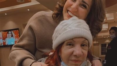 أمل رزق تطلب الدعاء لوالدتها الراحله