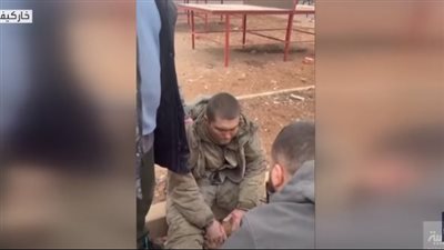 شاهد.. سكان خاركيف الأوكرانية يستجوبون جنديا روسيا أسيرا