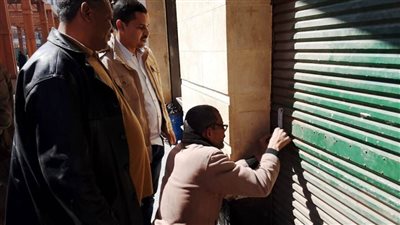 غلق 5 محلات بالسوق السياحى بأسوان لمخالفتها خط التنظيم 