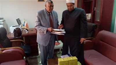 إهداء مطبوعات وزير الأوقاف لكلية دار العلوم جامعة أسوان