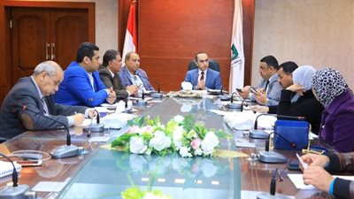 نائب محافظ سوهاج يجتمع بـ 