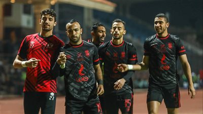 الأهلي يتخطى عقبة فاركو برباعية وينفرد بصدارة الدوري