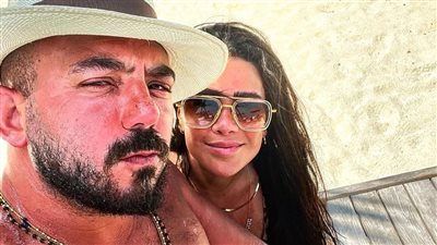 محمود العسيلي وزوجته يخطفا الأنظار بصورة في المالديف