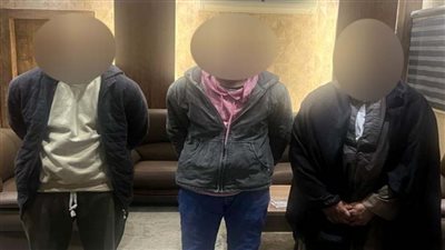 ضبط 3 أشخاص بالقاهرة لقيامهم بتهديد أحد المواطنين ومساومته على دفع مبلغ مالى