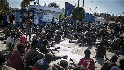 السجن 10 سنوات والغرامة 200 ألف لجماعة إجرامية لتهريب المهاجرين إلى إيطاليا