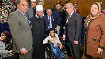 سؤال صعب.. الأزهري يكافيء طالبا من ذوي الهمم بجامعة الزقازيق ويلتقط صورة معه