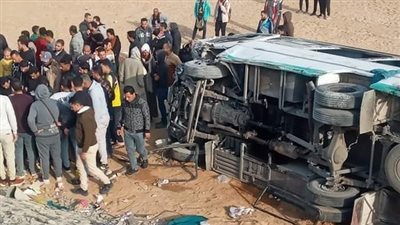 إصابة 9 أشخاص في حادث تصادم سيارتين بالطريق الإقليمي 