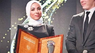 صلاح يكشف سر تسلم زوجته لجائزة القدم الذهبية