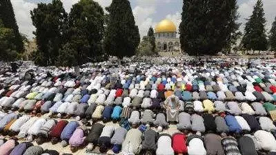 عشرات الآلاف يؤدون صلاة الجمعة في الأقصى