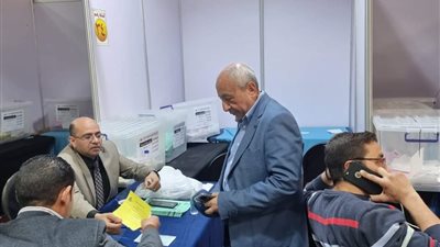 طارق النبراوي يدلي بصوته في انتخابات المهندسين بالقاهرة 2022