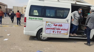 سيارات منظمة لنقل المهندسين لمقرات الانتخاب بالحديقة الصينية (صور)