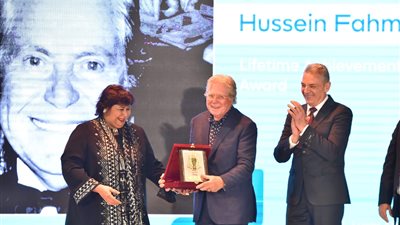 تكريم النجم حسين فهمي ونجل عمرو سعد يتسلم تكريم والده بمهرجان الأقصر للسينما الإفريقية (صور)